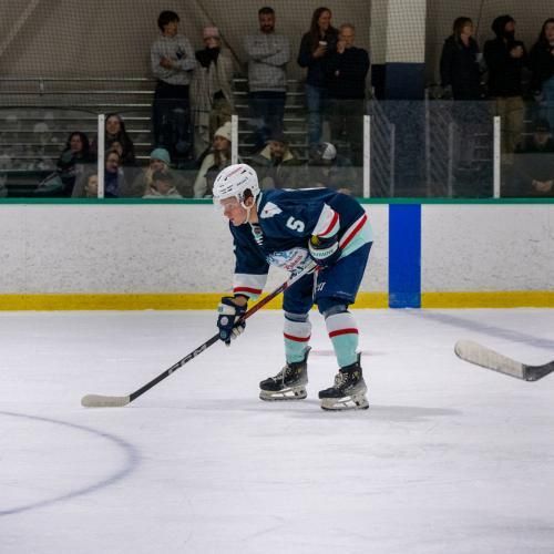 Ethan Thomas prepping for a faceoff