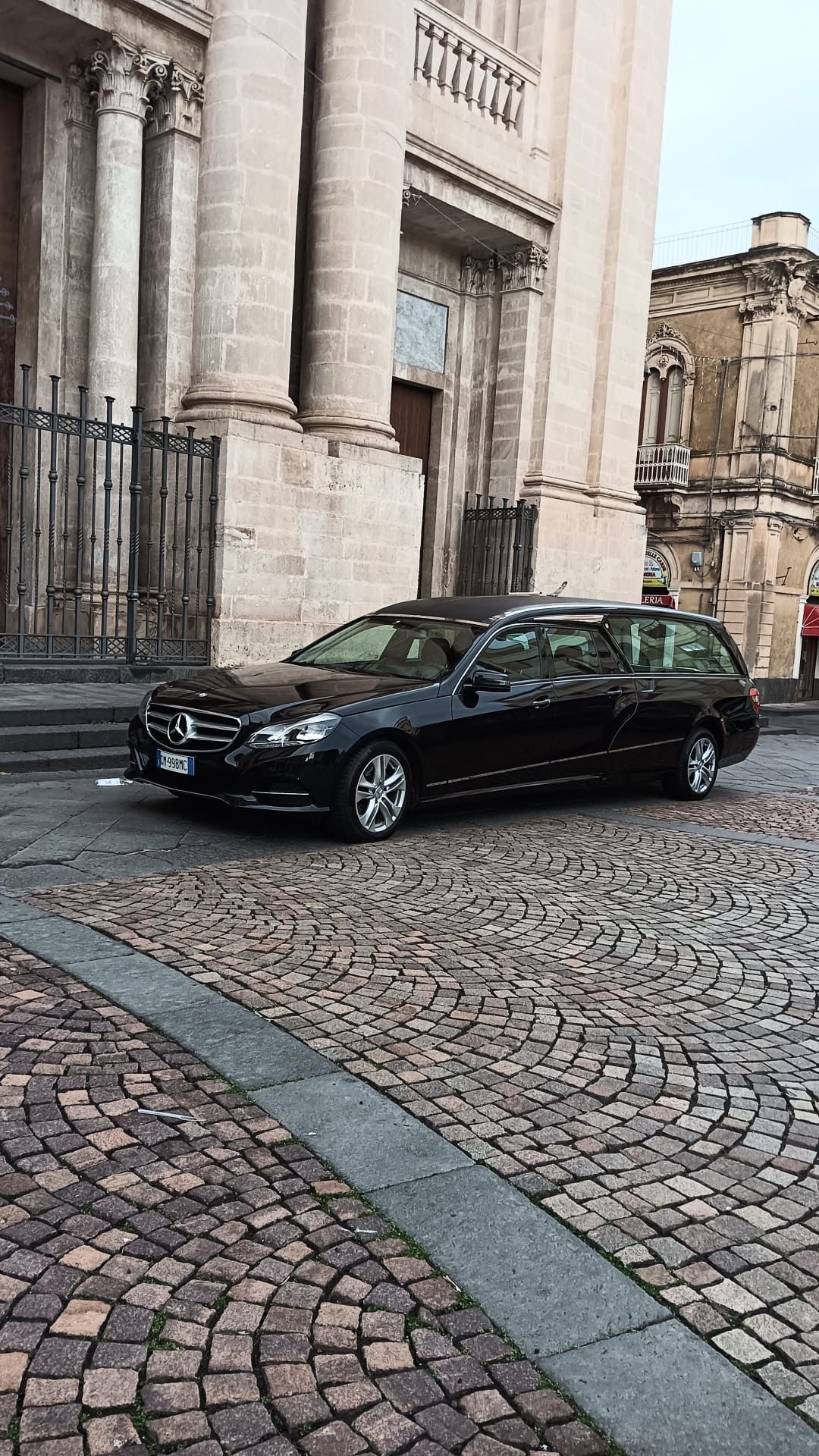 cuscino floreale su una cassa funebre