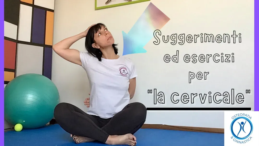Una donna è seduta su un tappetino da yoga e allunga il collo.
