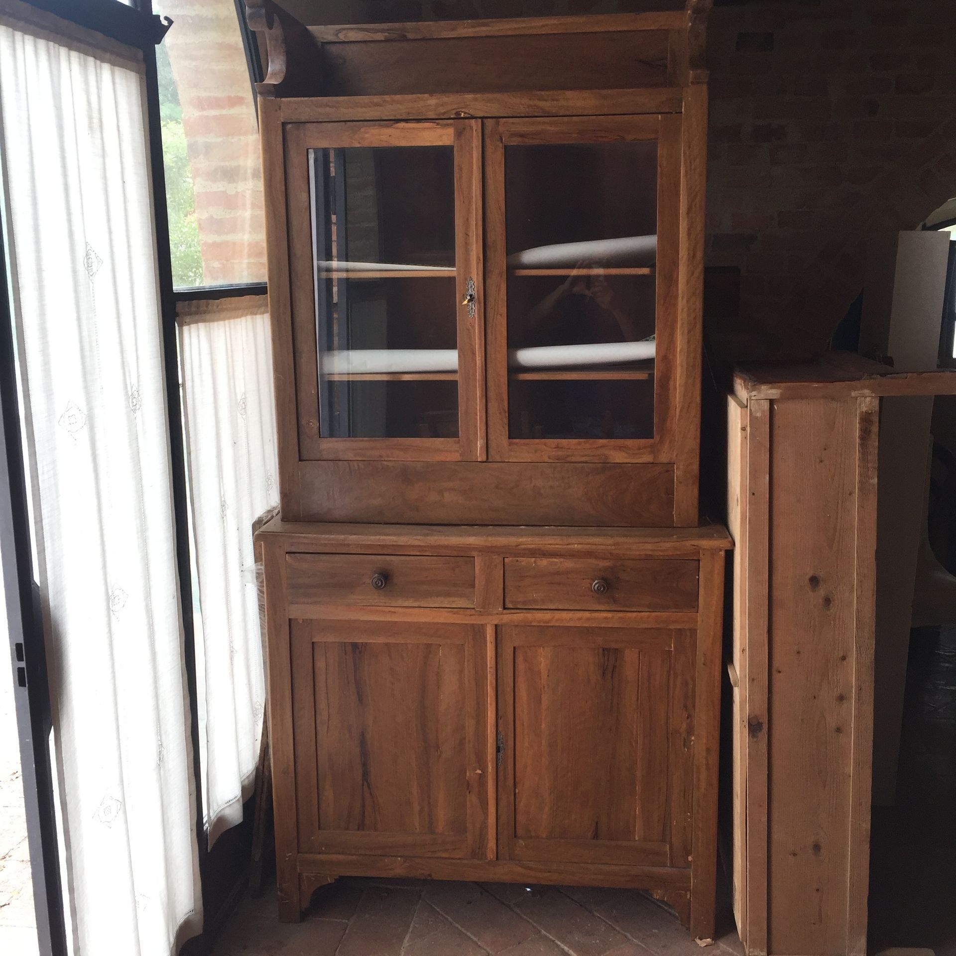 credenza e vetrina in legno antico di recupero