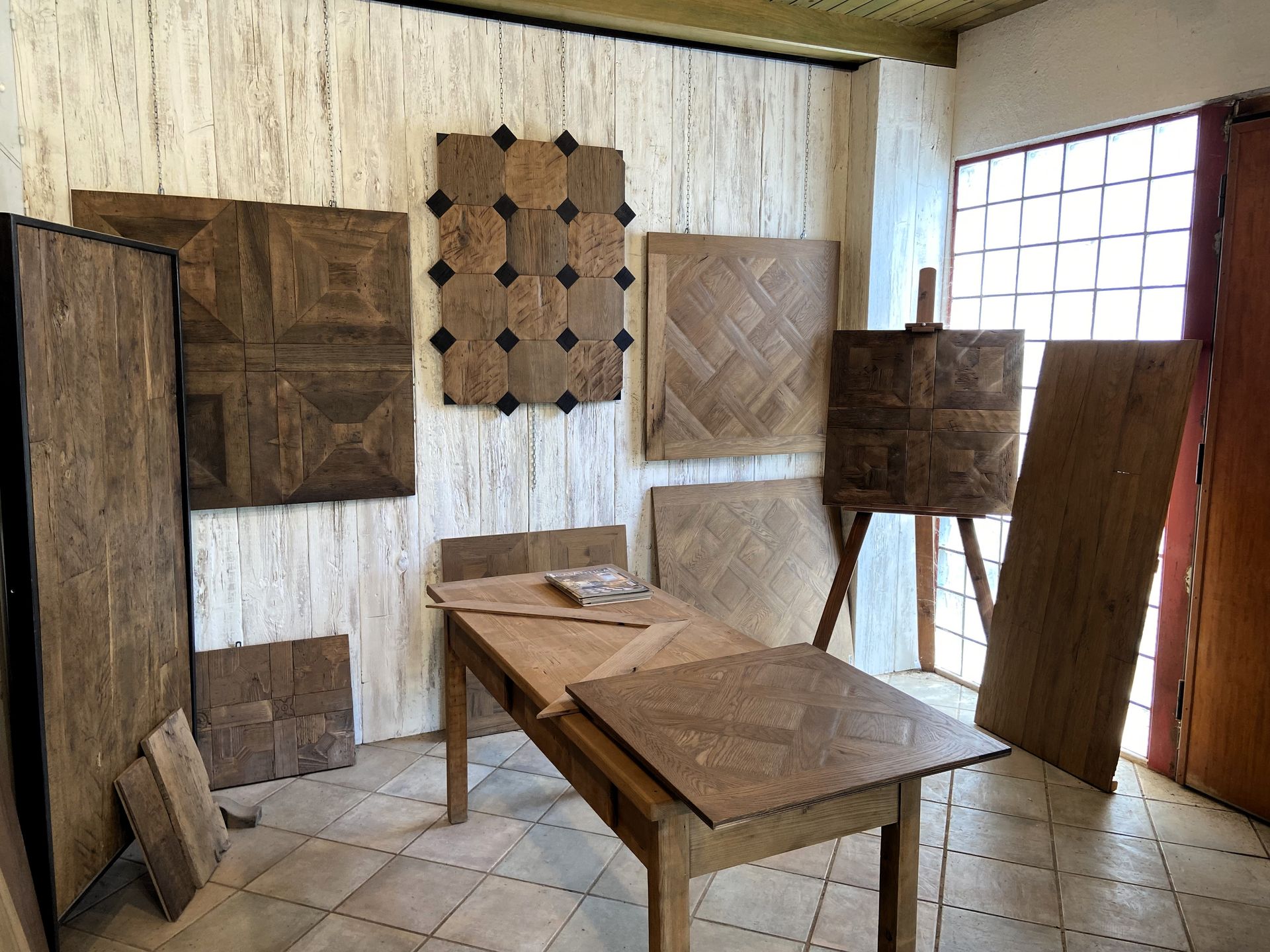 esposizione vari tipi di parquet con legno antico di recupero disponibili
