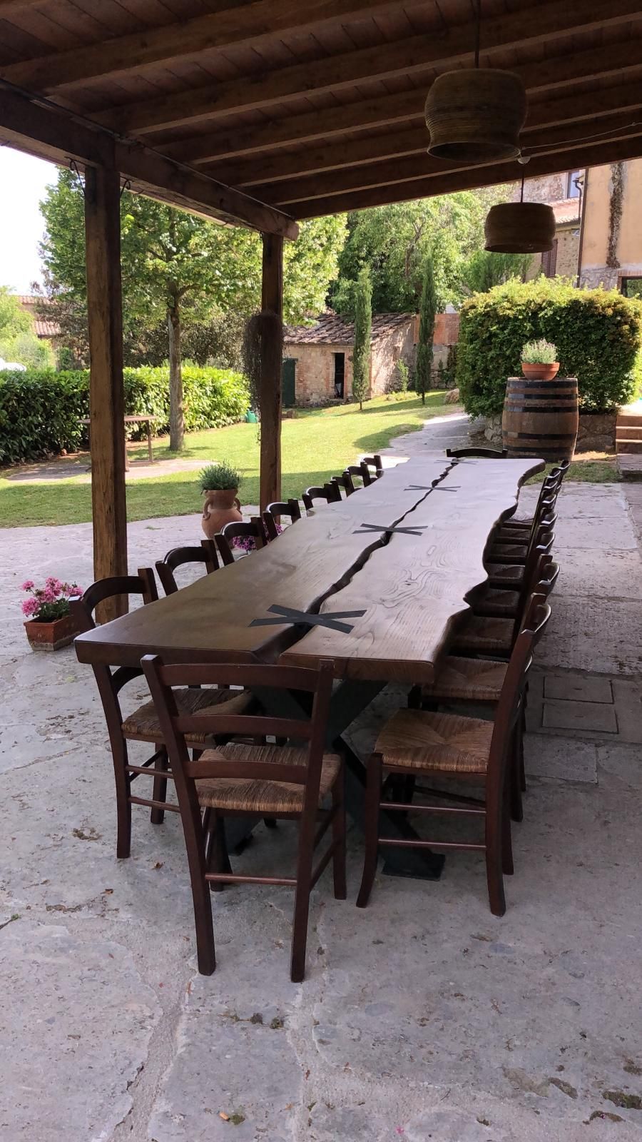 tavolo realizzato con legno antico di recupero
