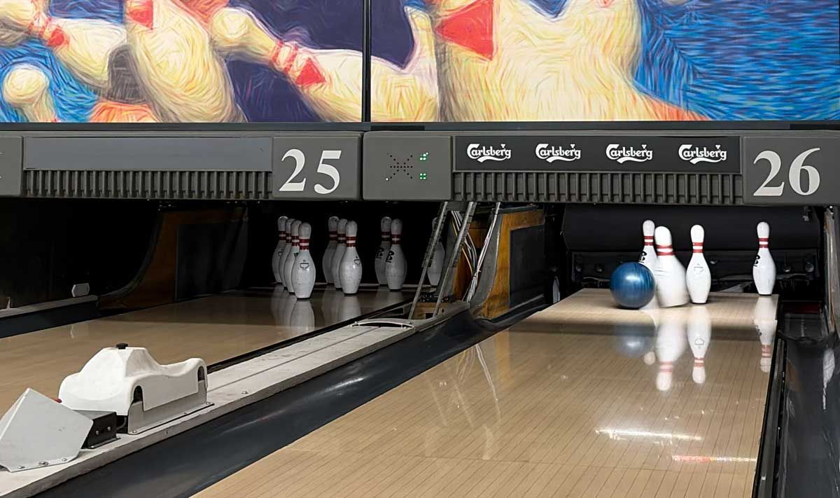 Bowlingbanerne 25 og 26 med flere stående kegler og en synlig kugleretur i én bane