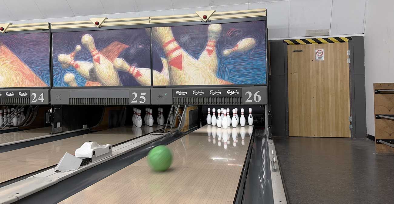Bowlingbane med en grøn bowlingkugle, der ruller mod hvide kegler under farverige plakater med keglertema