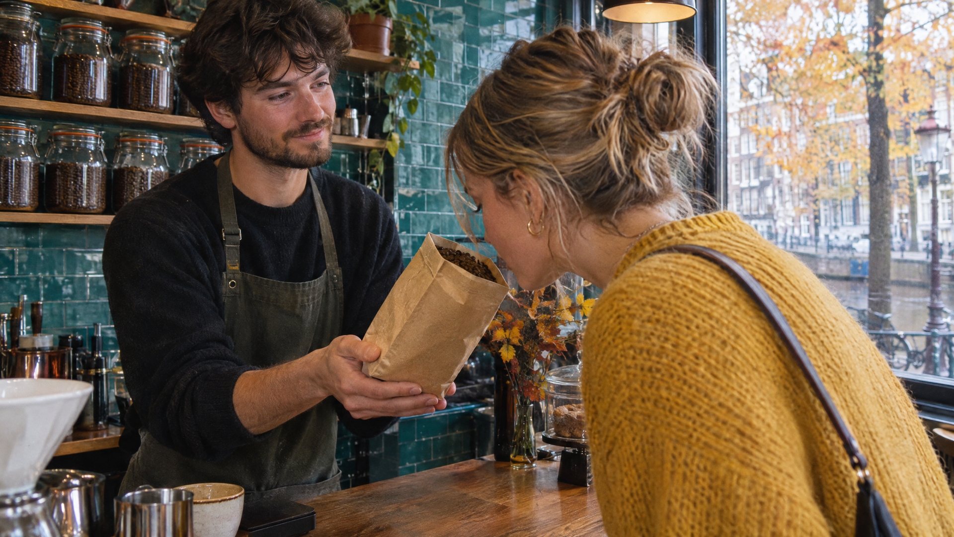 Klant ruikt aan vers gebrande koffiebonen in een koffiezaak