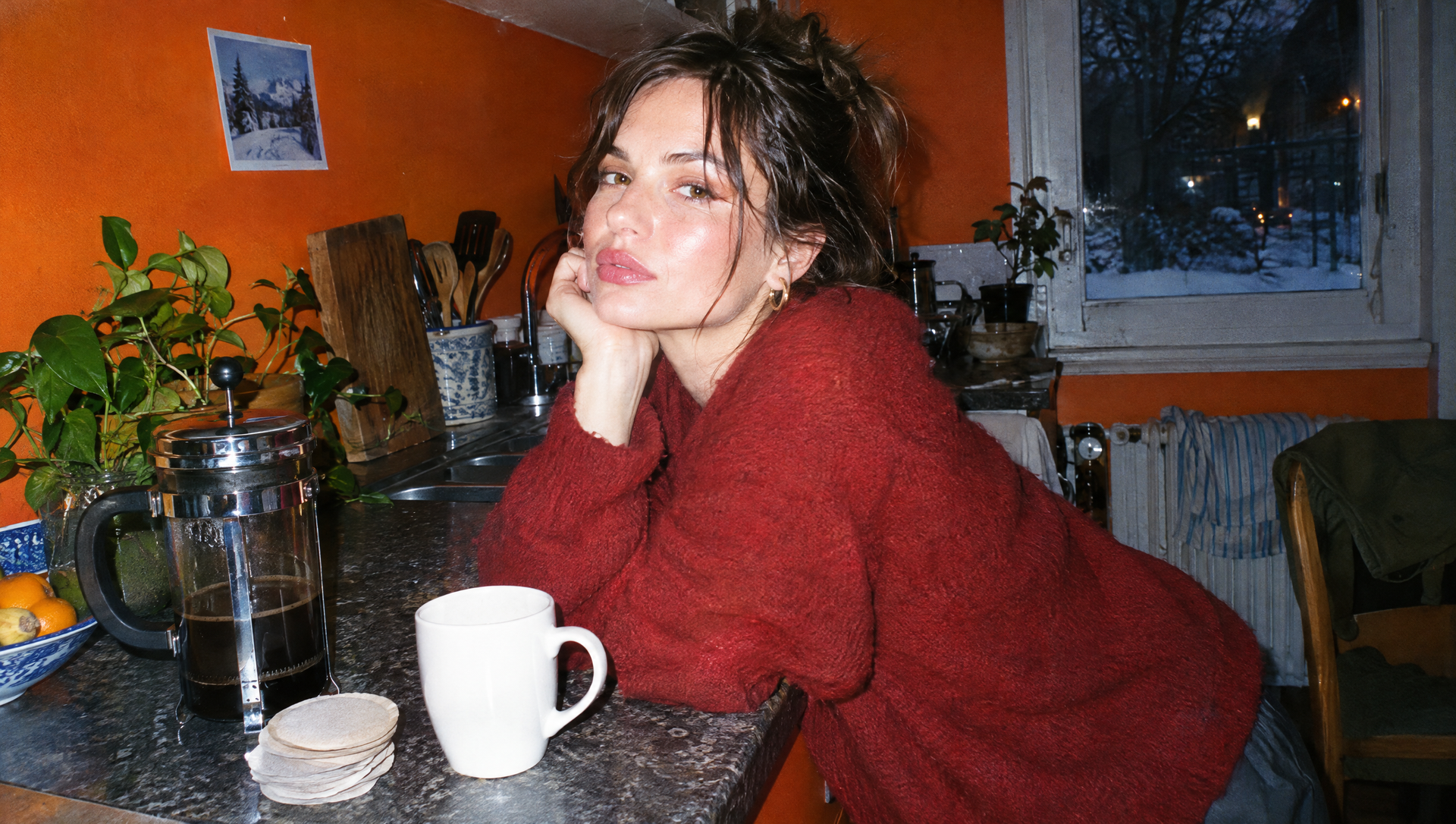 Cafetière, koffiepads en een mok in de keuken