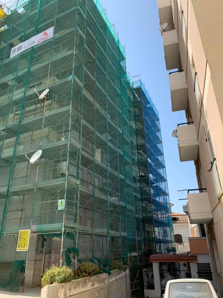 impalcatura durante la ristrutturazione edile di un palazzo