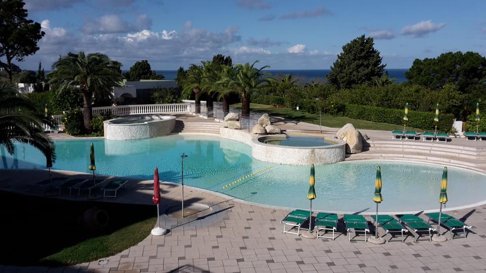 piscina in un residence