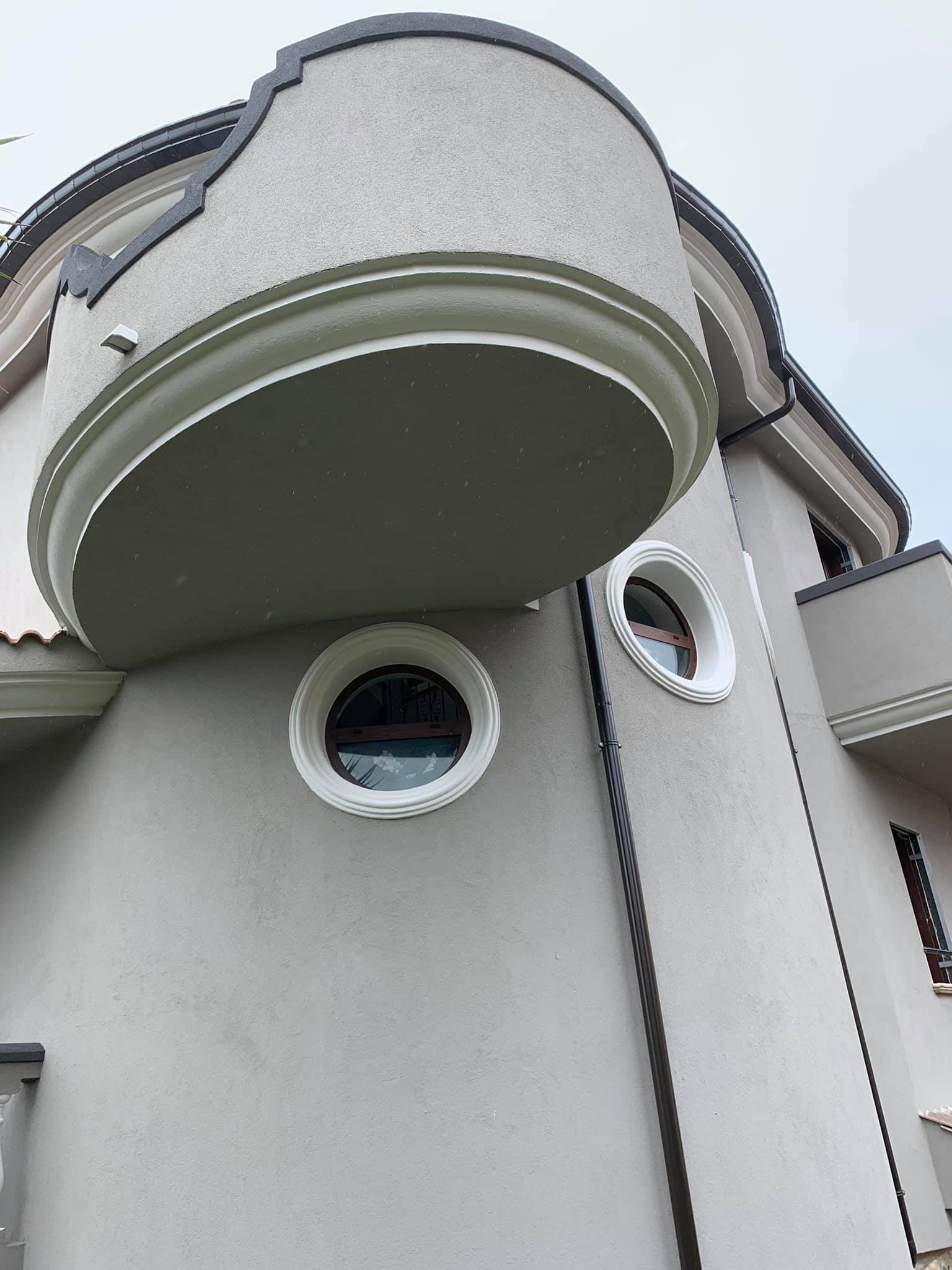 dettaglio balcone di una casa dallo stile classico