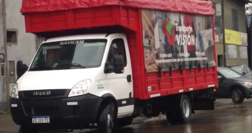 Transporte terrestre de cargas generales con camiones y utilitarios para distintas necesidades.