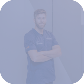 Uomo con le braccia incrociate, che indossa una camicia blu.