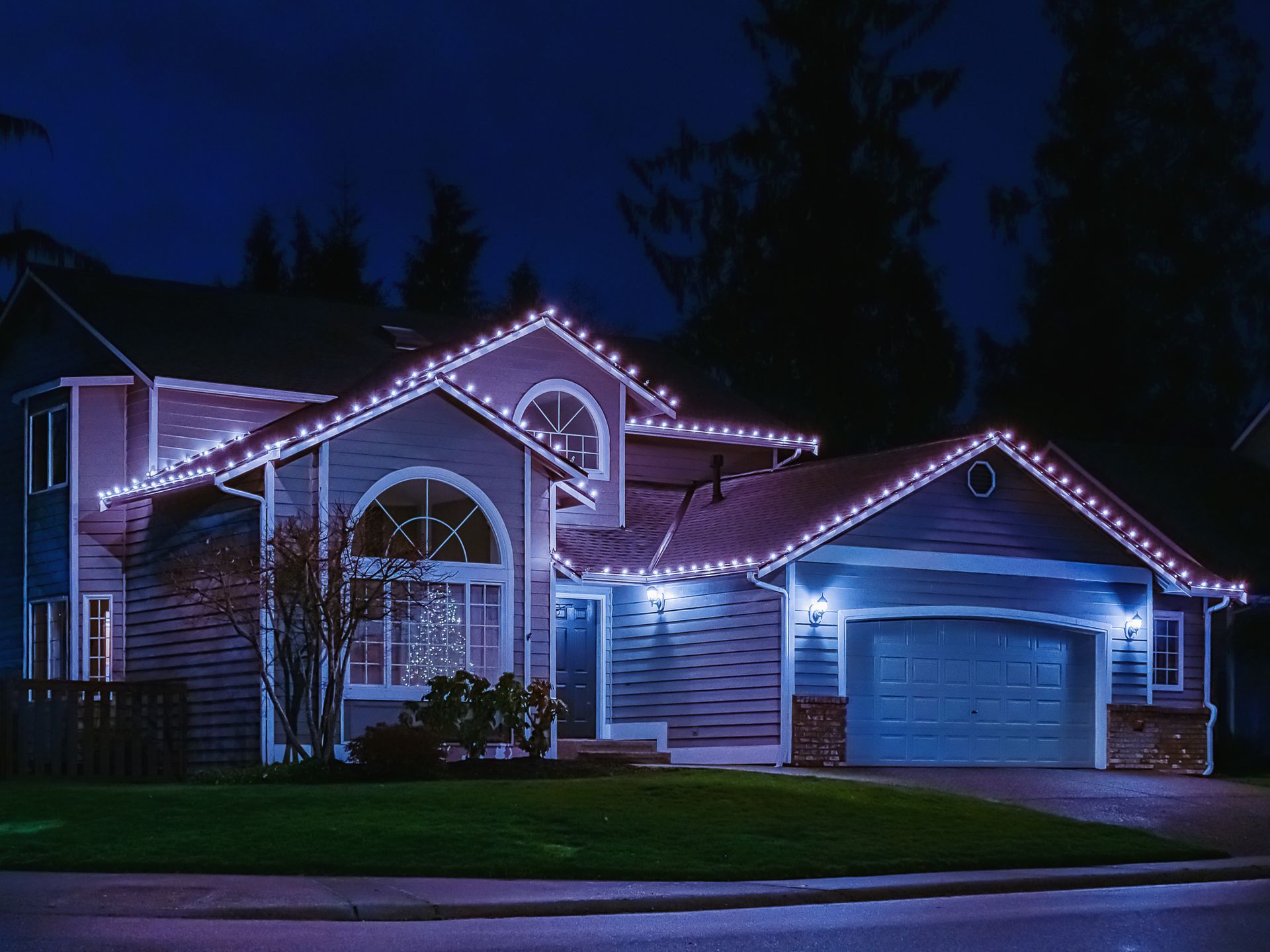 Suburban home in Brookfield, WI with permanent roofline lighting Brookfield WI.