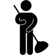 Una silhouette in bianco e nero di un uomo che tiene uno spazzolone.
