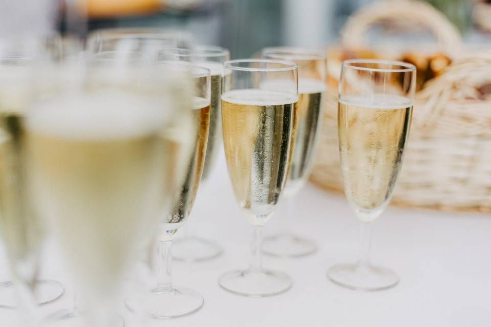 Flûte da champagne piene di spumante su un tavolo durante una festa