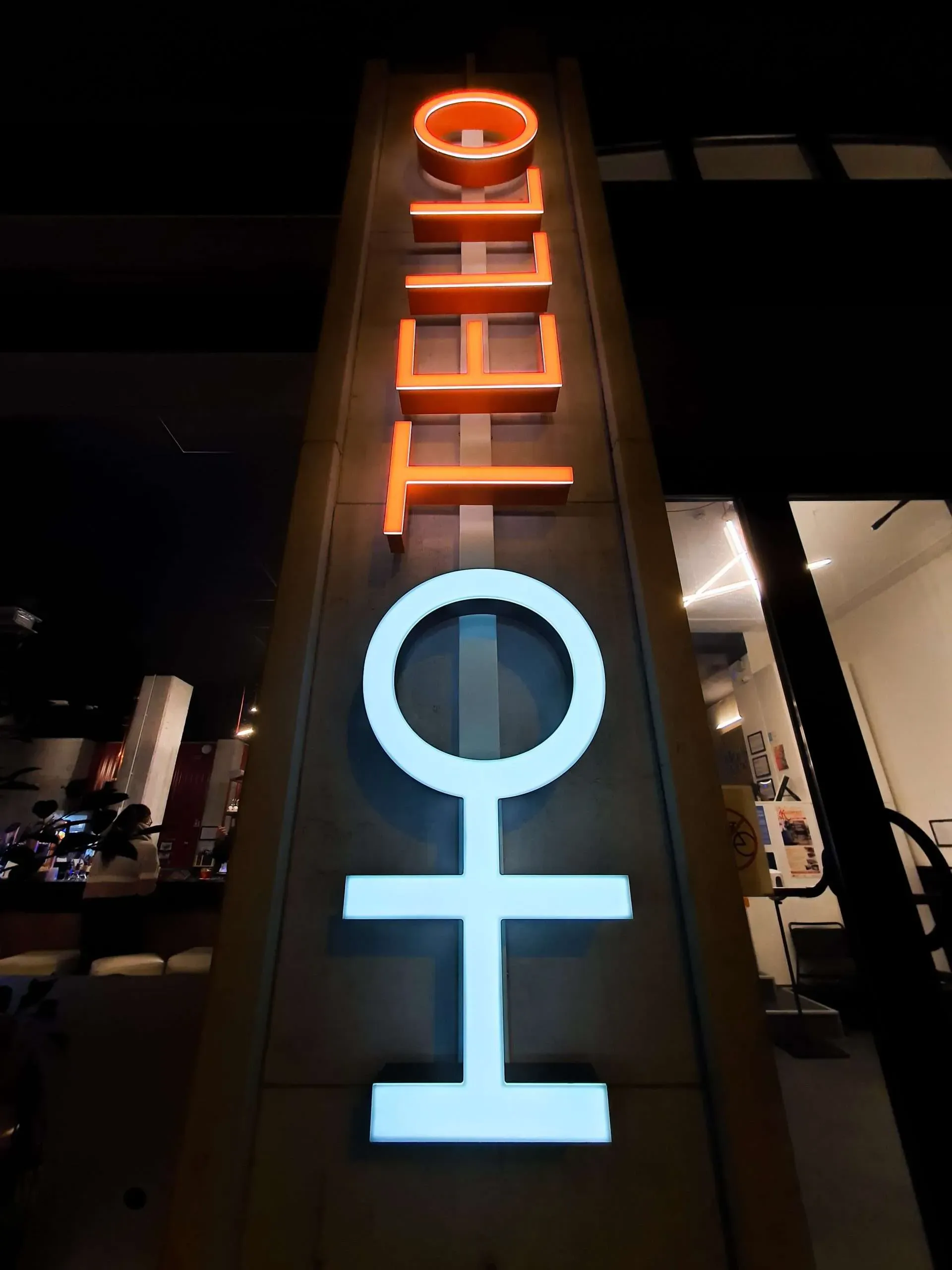 Insegna verticale con la scritta 