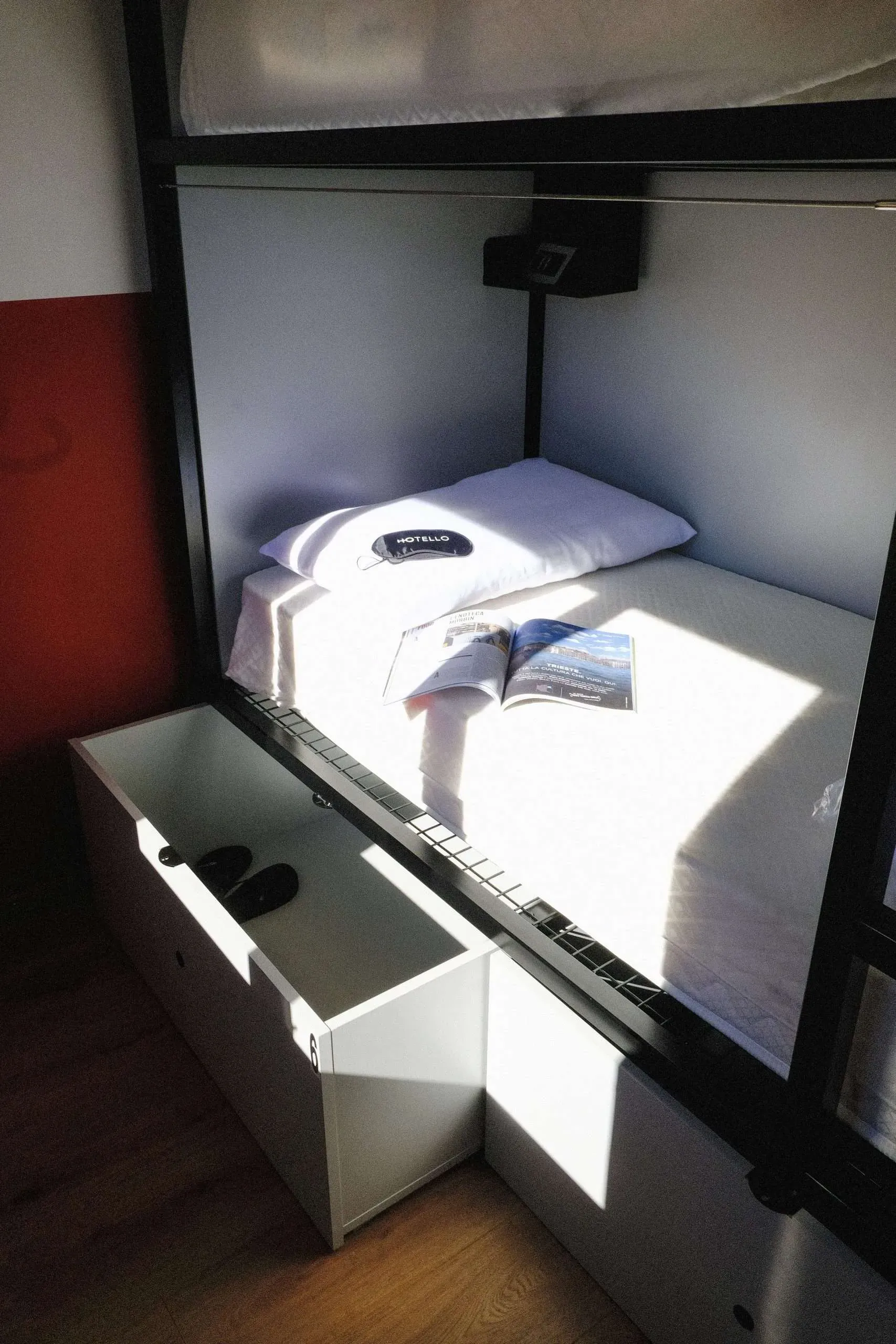 Letto a castello con letto singolo in un contenitore bianco. Cassetto sotto il letto.