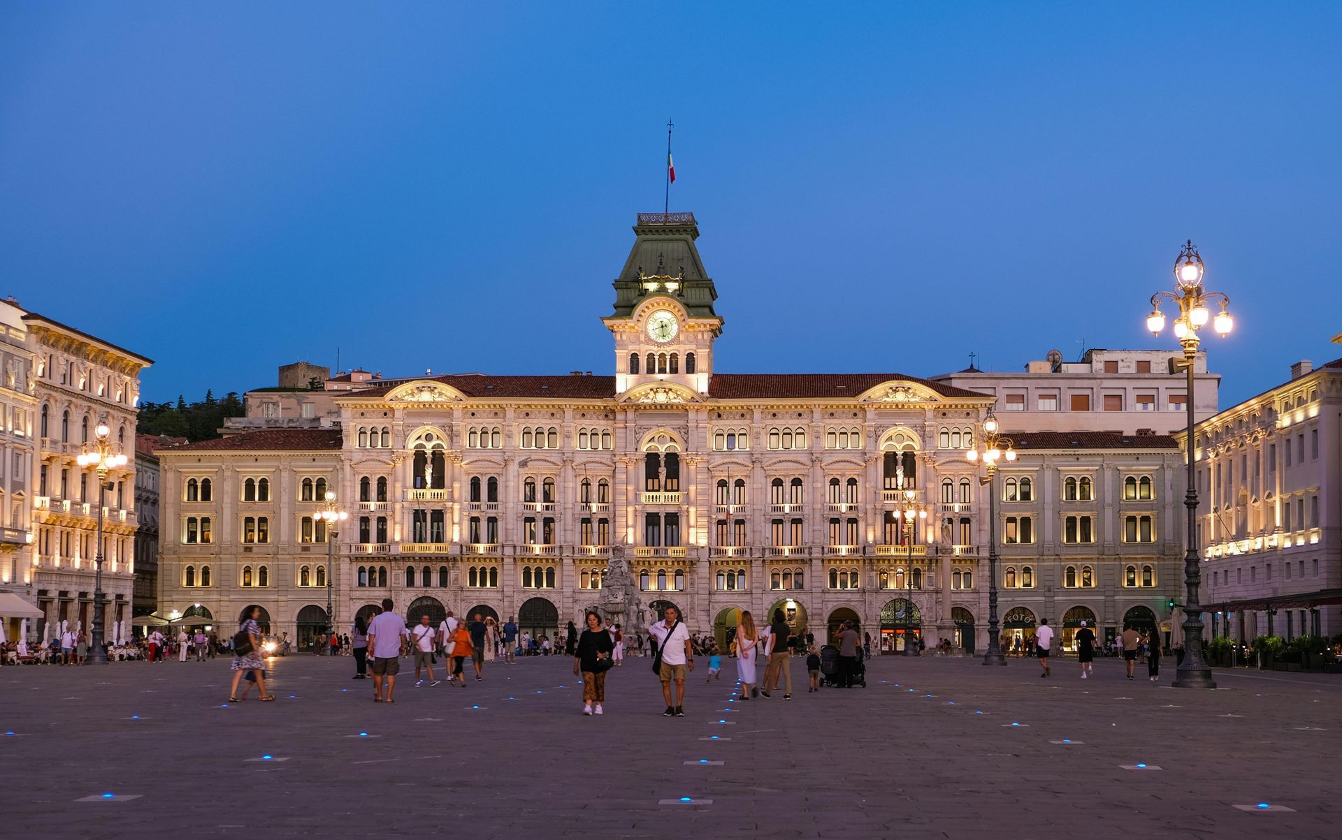 Foto di Piazza Unità d'Italia a Trieste, di sera e illuminata