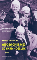 Een diagonaal dambordpatroon in rood, blauw en wit vult het hele frame.