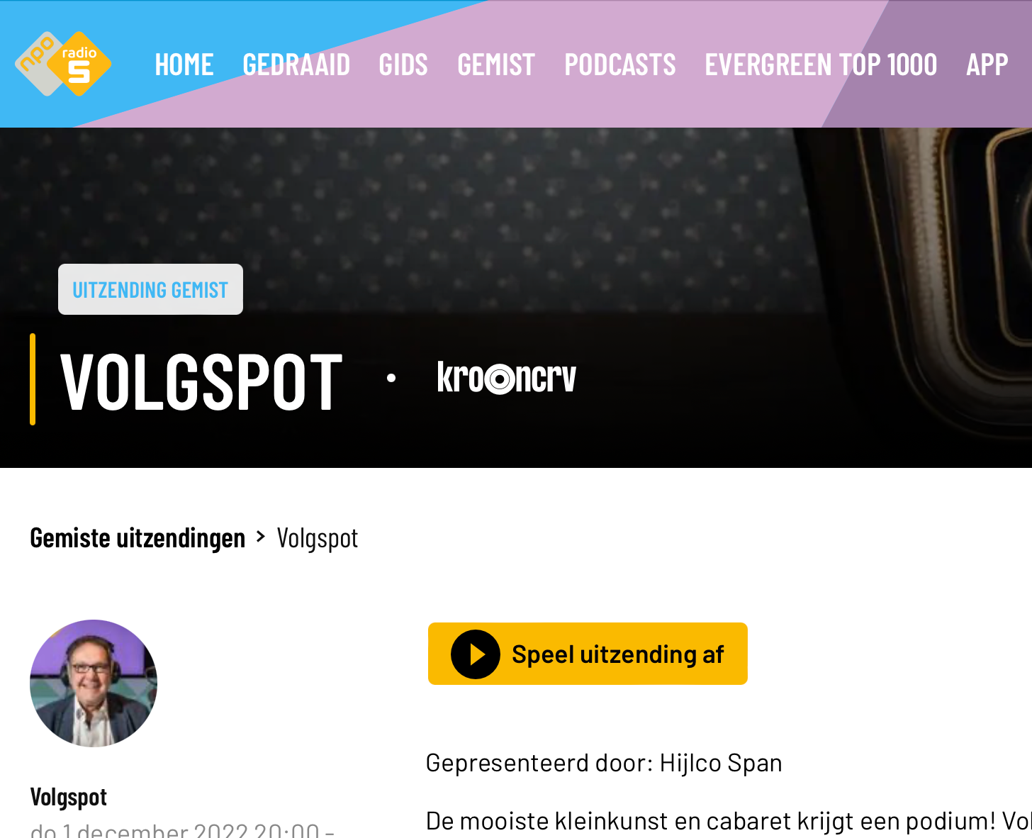 Een verticaal gestreept patroon in blauw, roze en wit vult het kader.