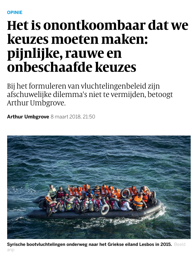 Het gehele beeld is bedekt met een geometrisch stippenpatroon in blauw en zwart.
