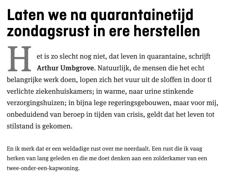 Een verticaal gestreept patroon in roze, blauw en zwart vult het hele kader.