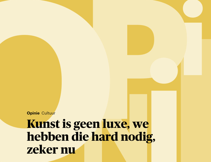 Abstracte verticale strepen in rood, groen, blauw, geel en paars op een witte achtergrond.