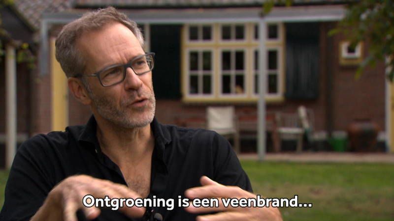 Verticale regenboogkleurige strepen in magenta, cyaan, geel, zwart en groen over het frame.