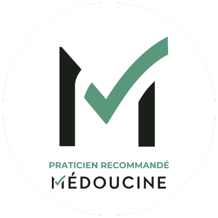 Logo pour Médoucine présentant une lettre M stylisée avec une coche verte, suivie du texte « PRATICIEN RECOMMANDÉ ».
