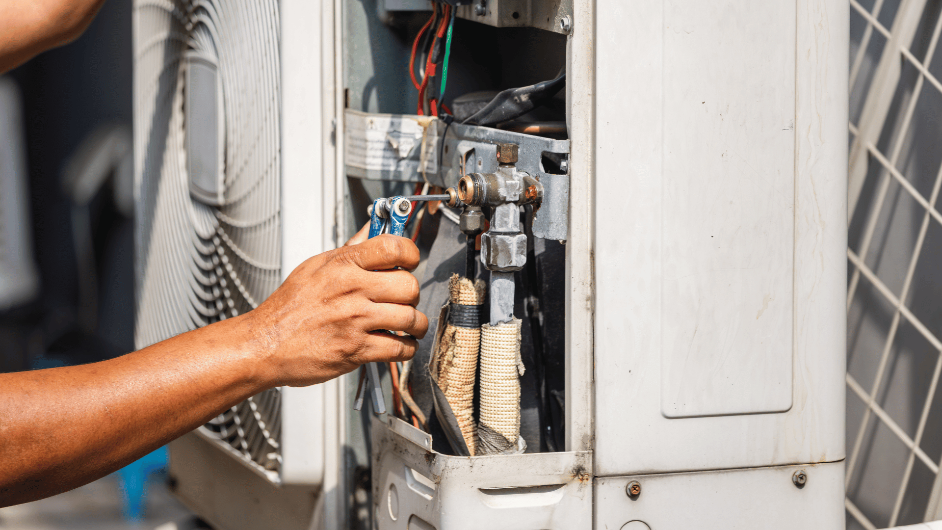 Commercial smart cooler maintenance and inventory management service for workplace refreshment solutions