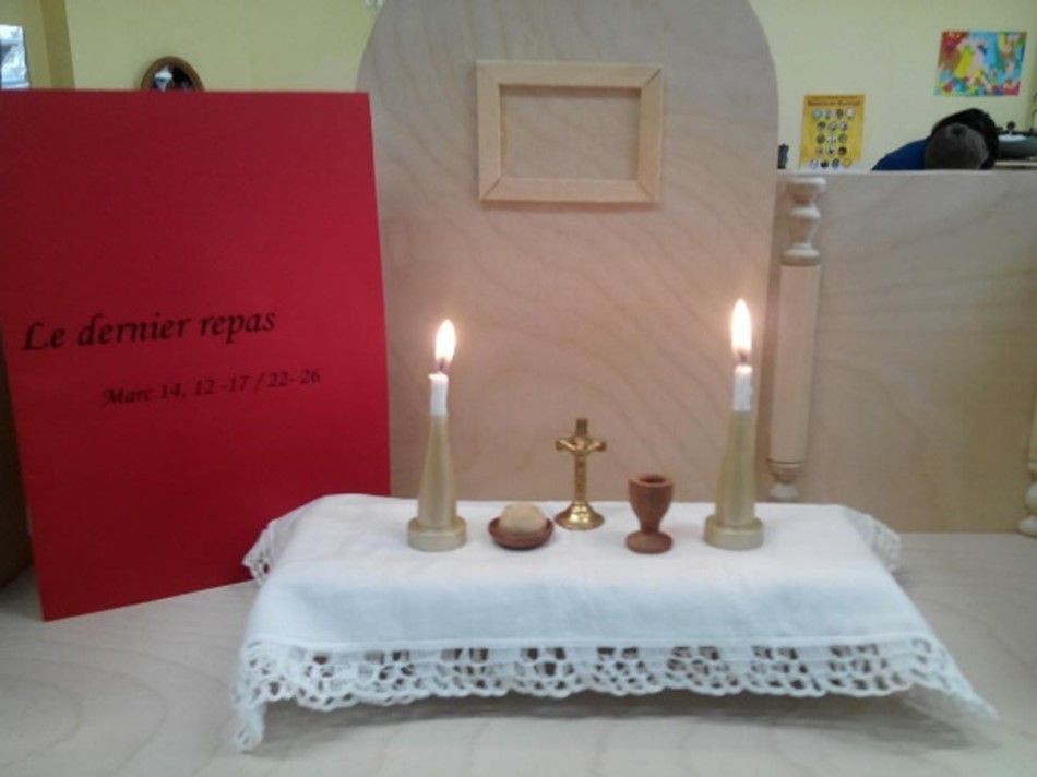 A table with candles and a book that says le dernier repas
