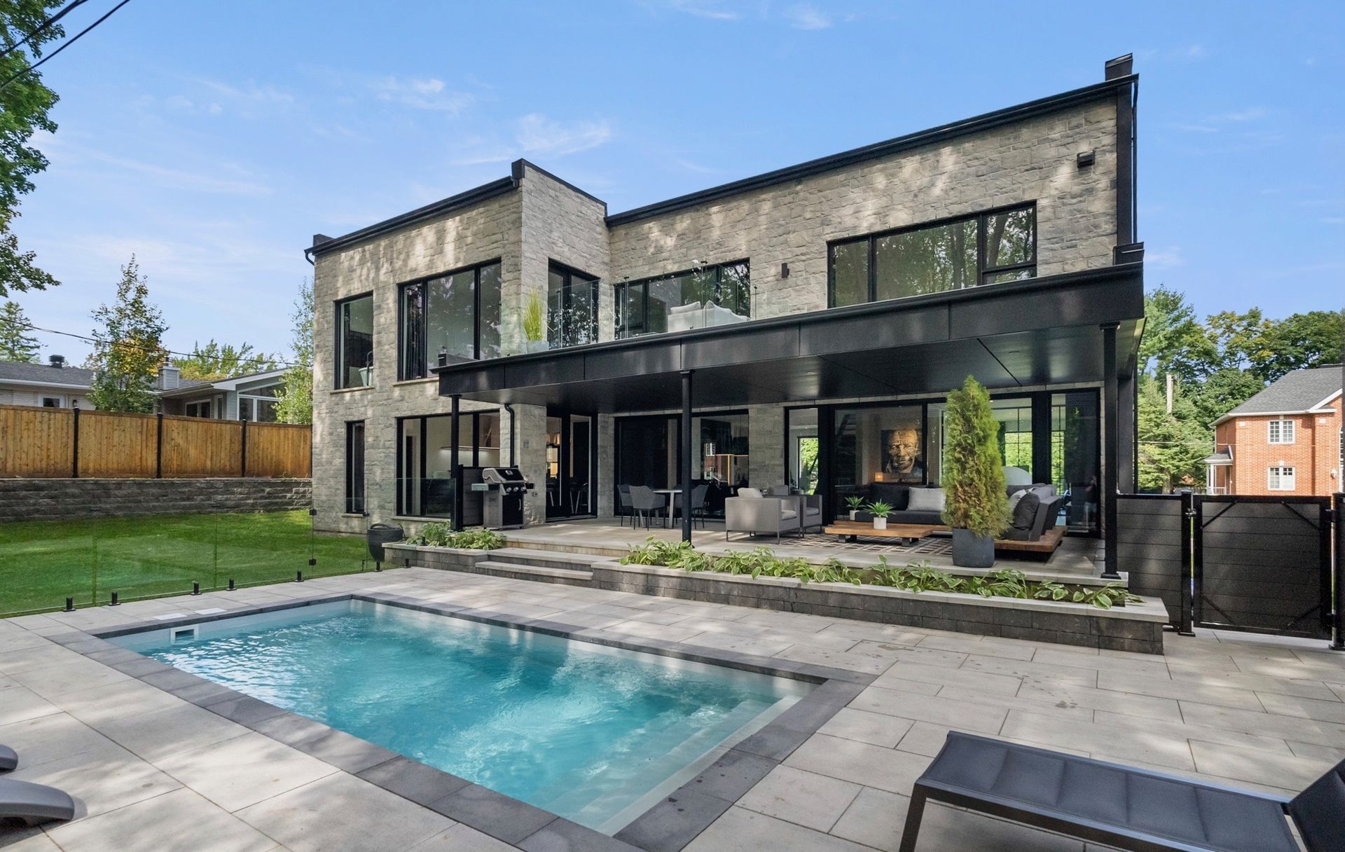 Une grande maison avec une piscine dans l'arrière-cour.