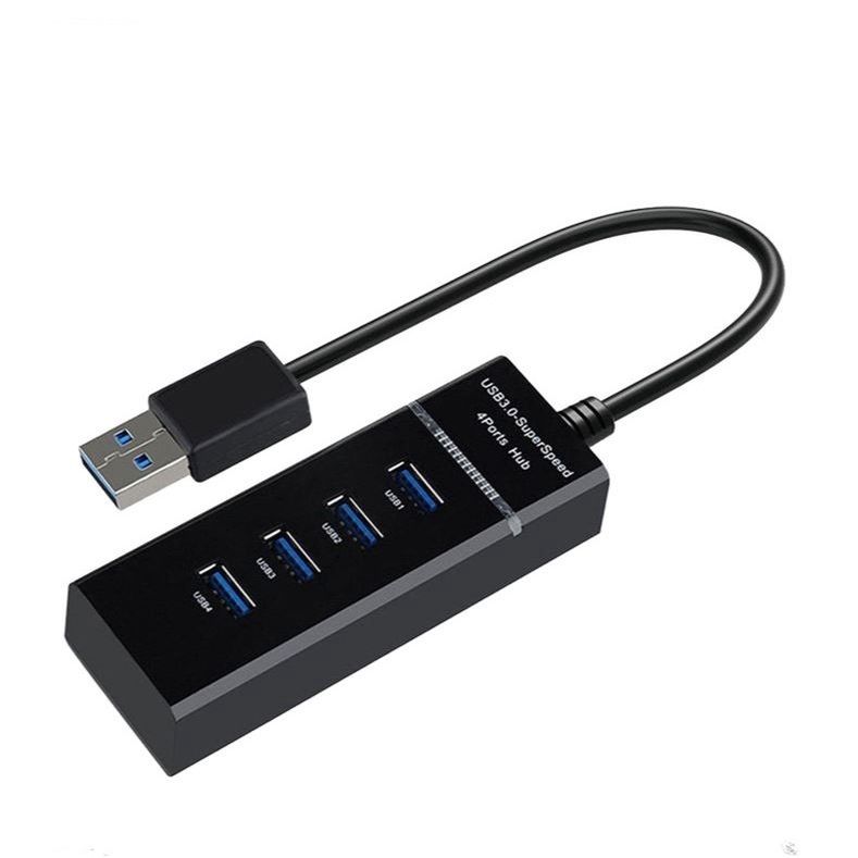 一個黑色矩形 4 連接埠 USB 3.0 集線器,帶有短電纜和公 USB 連接器,在白色背景上單獨顯示。