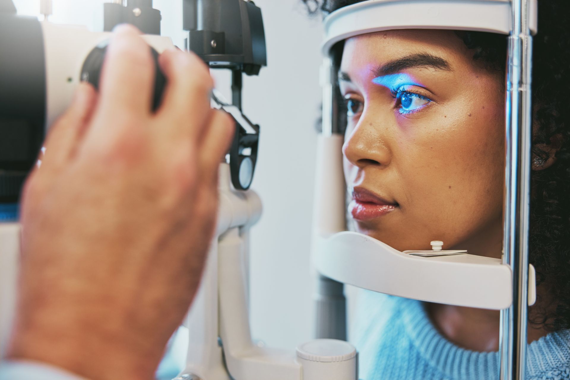 Patient undergoing a retinal scan during an eye exam in Honolulu, HI