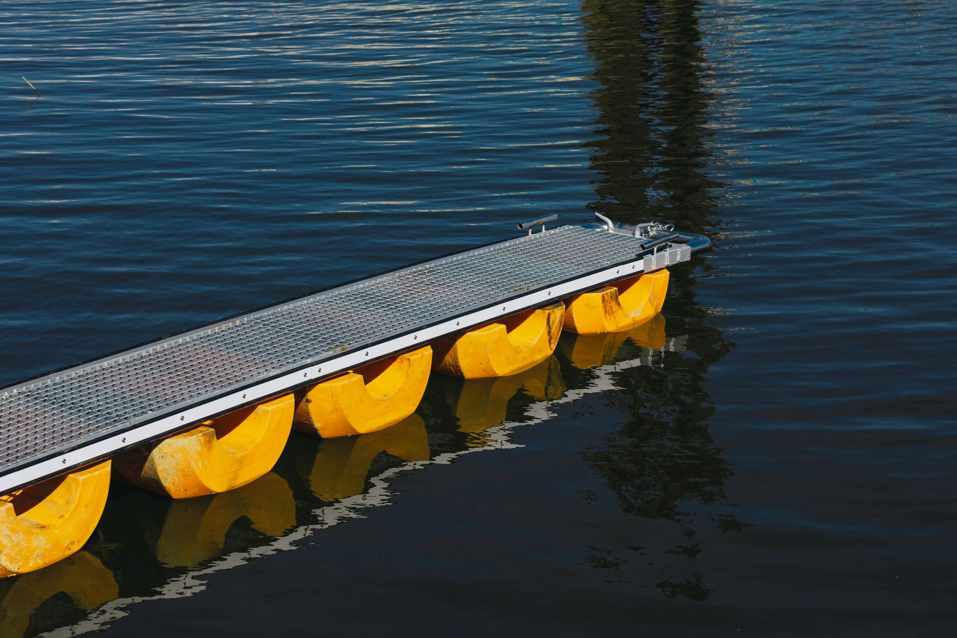 Ponton flottant avec bouées jaunes sur eau calme