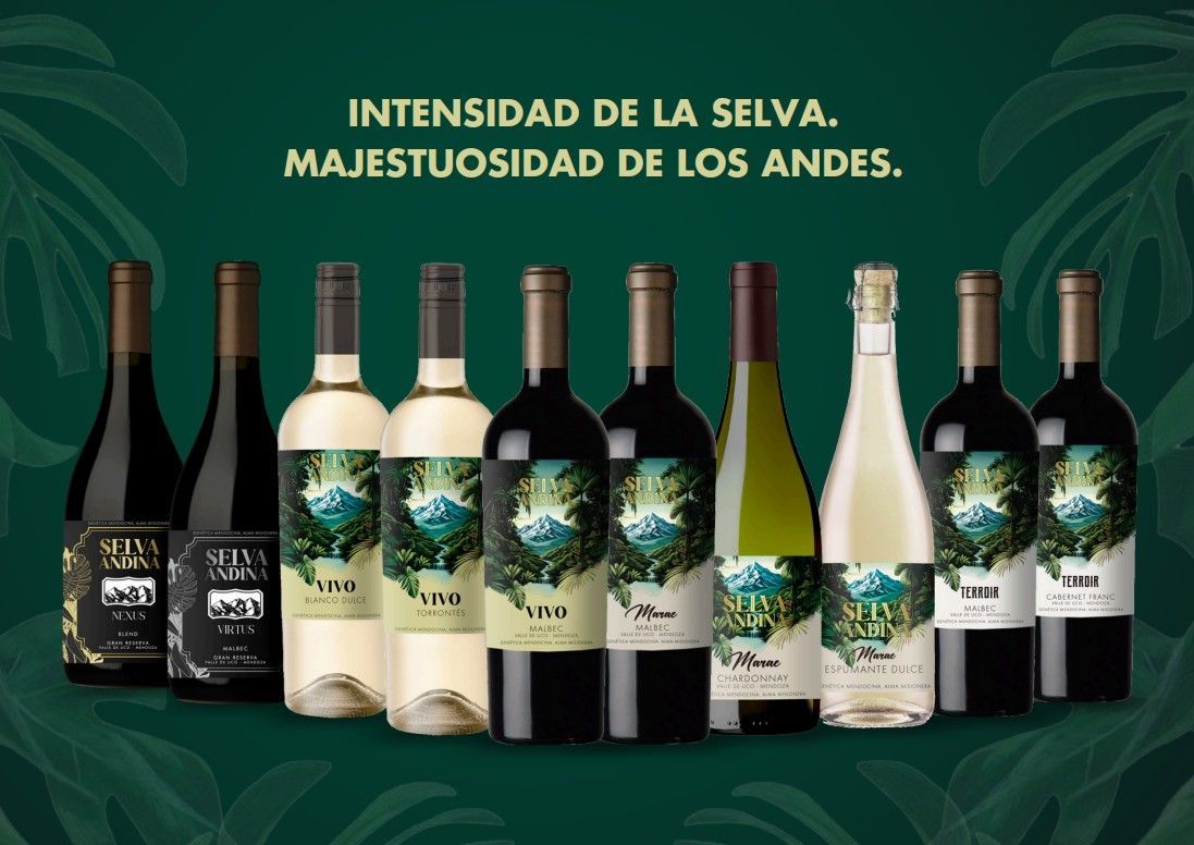 Nueve botellas de vino alineadas sobre un fondo verde oscuro con vegetación selvática. 