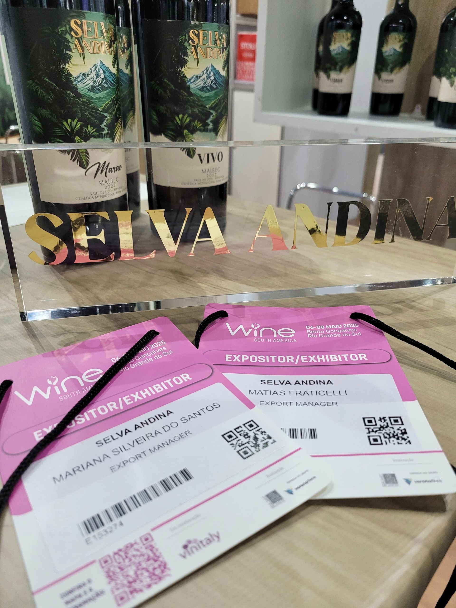 Botellas de vino detrás de una vitrina transparente con la palabra 
