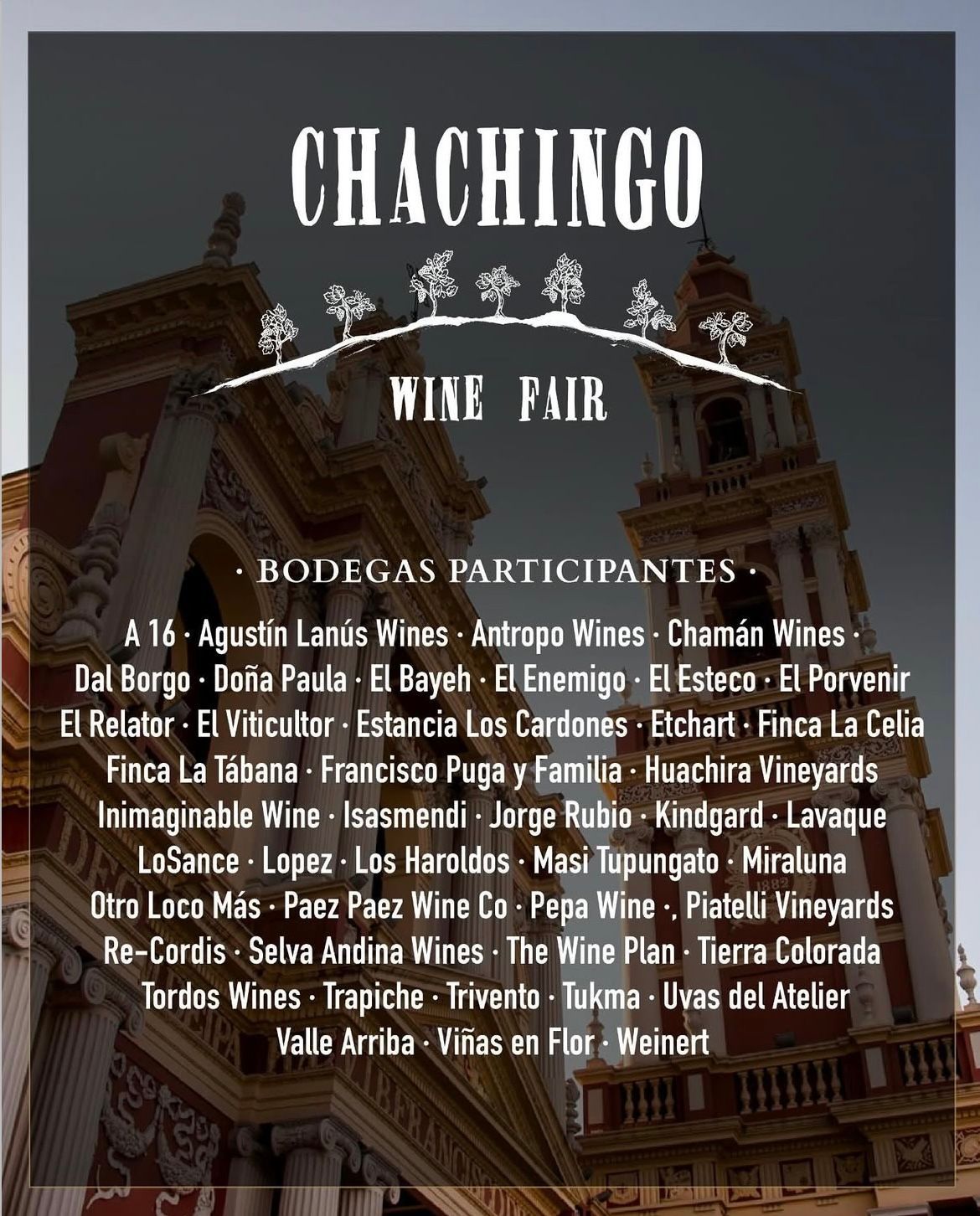 Cartel de la Feria del Vino de Chachingo con la lista de bodegas participantes. Al fondo se aprecia un edificio 