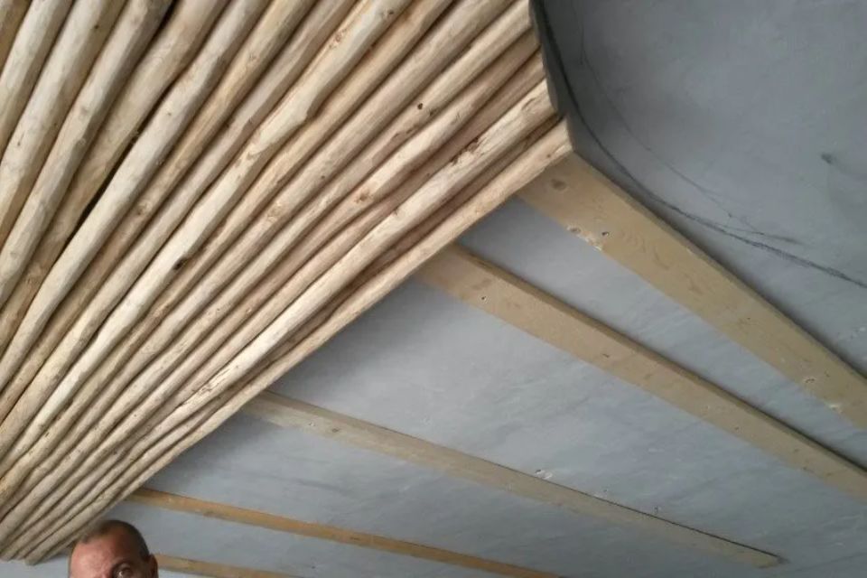 Particolare controsoffitto in legno