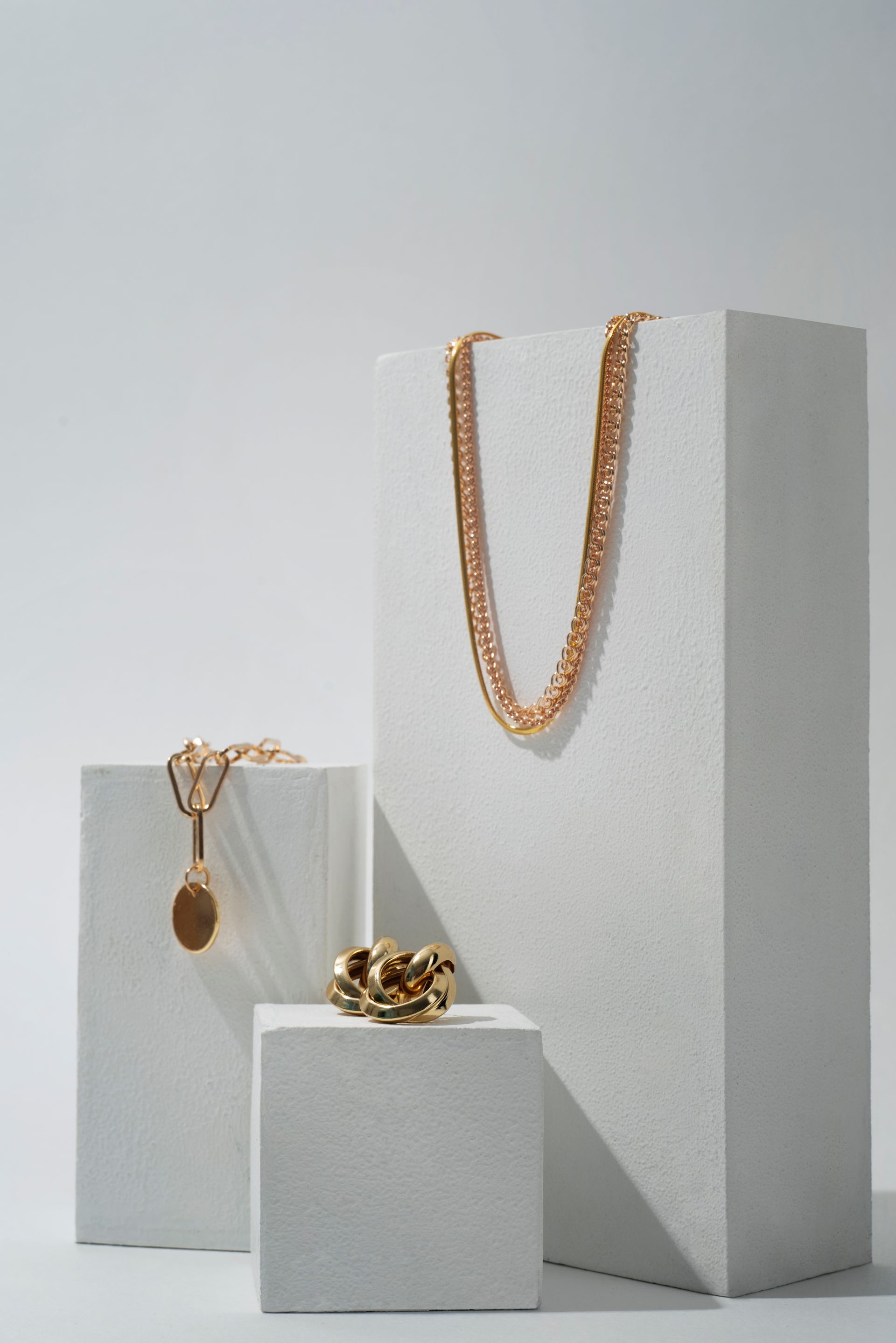 shiny elegant gold necklace