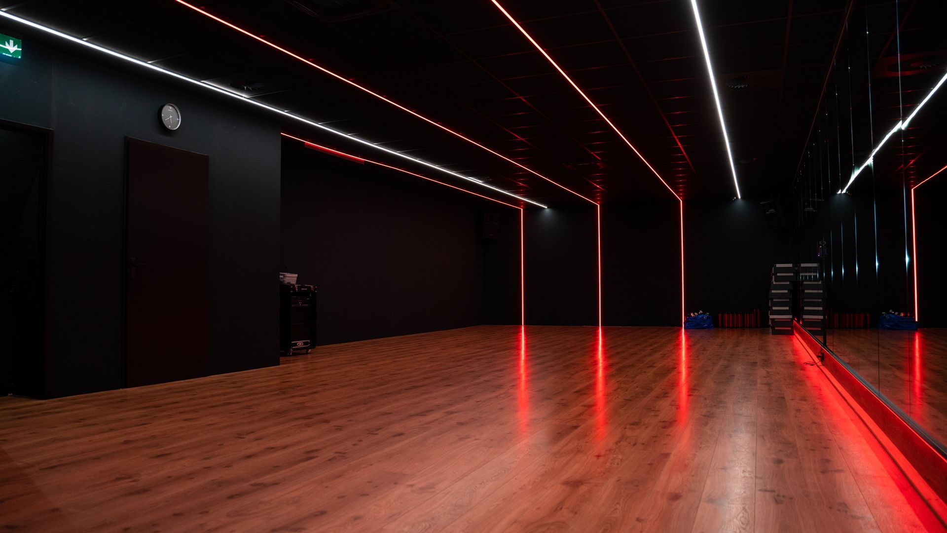 Een man hurkt op een doos in een sportschool.