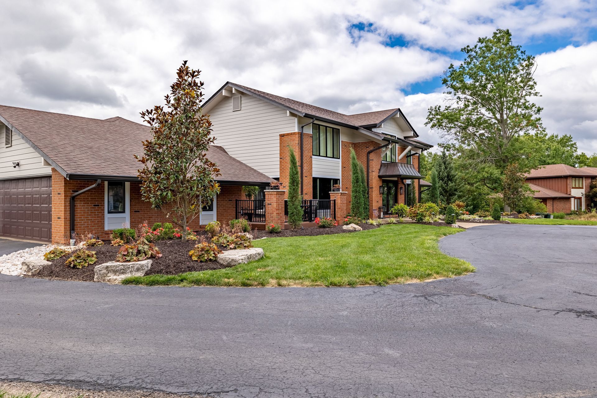 A row of houses are sitting next to each other in a residential area.
