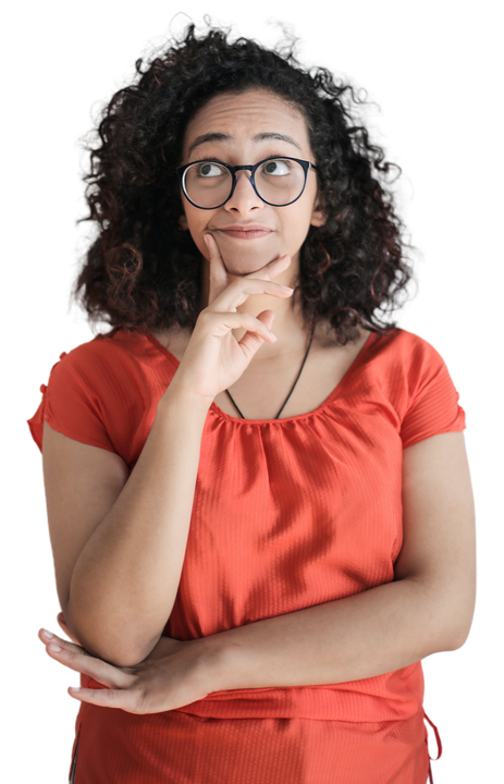 Une jeune femme debout, portant une blouse orange, tenant son menton dans sa main droite.