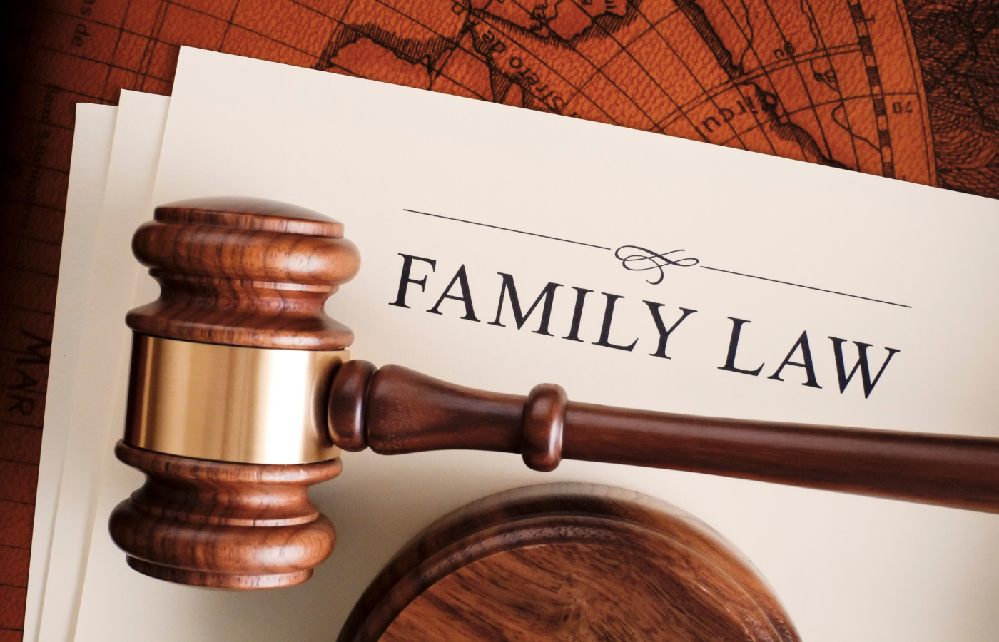 Gavel beside a “FAMILY LAW” sign on a wooden desk background