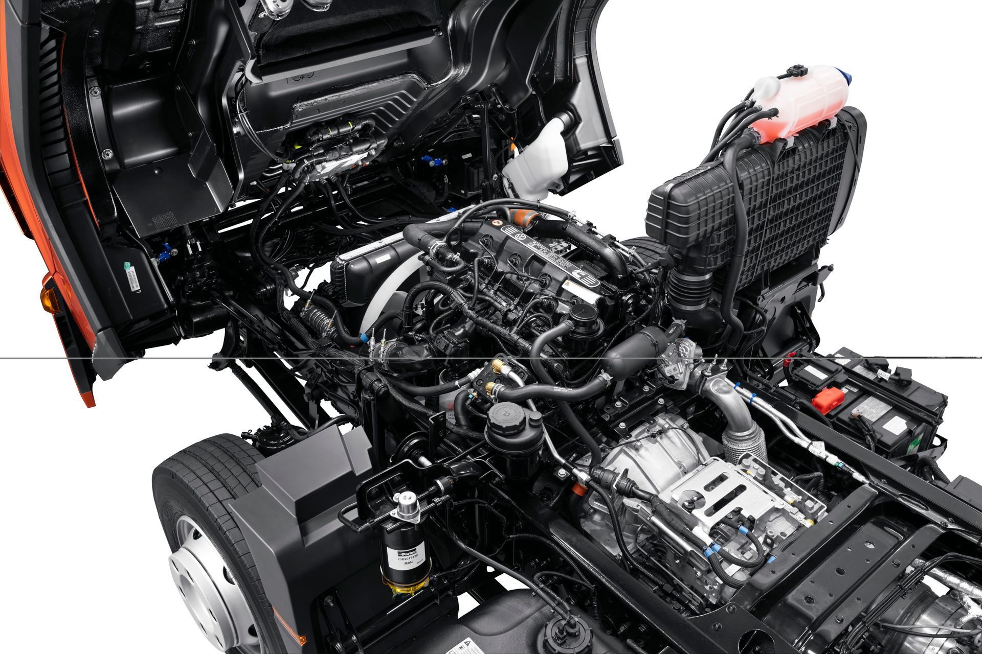 Un primer plano del motor de un camión volkswagen con el capó levantado.