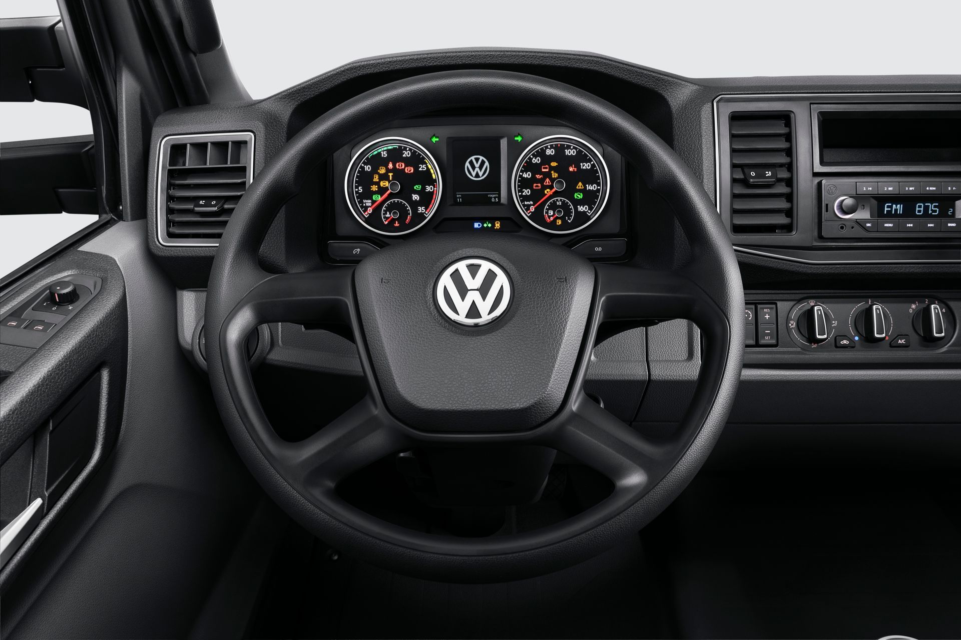 El interior de un camión Volkswagen con volante y tablero de instrumentos.