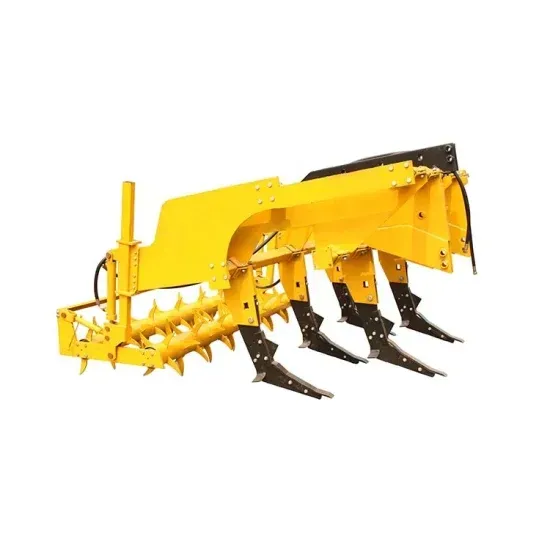 Un arado de tractor amarillo y negro sobre un fondo blanco.