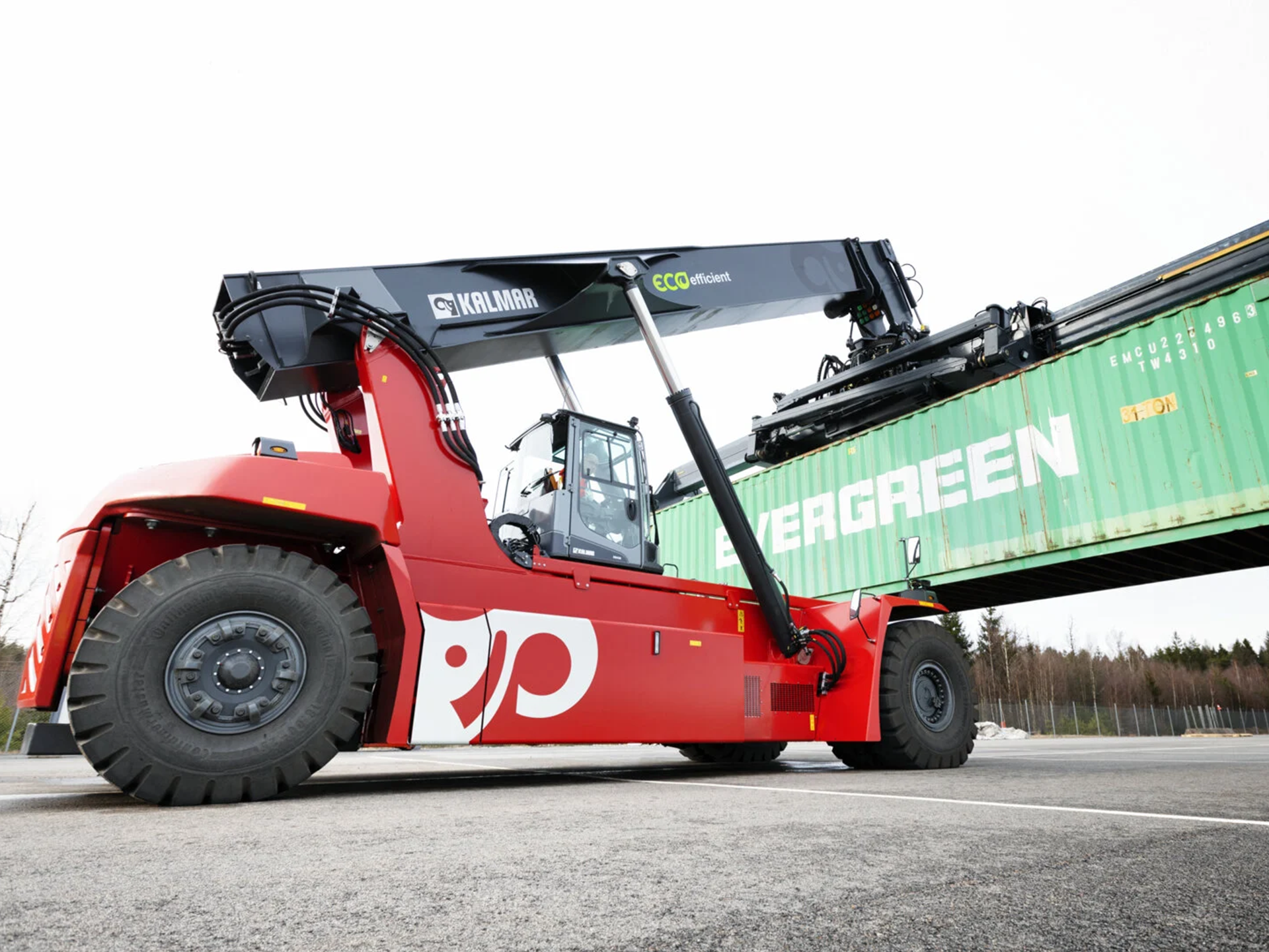 Una carretilla elevadora roja transporta un contenedor verde que dice Evergreen