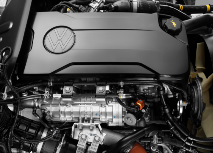 Un primer plano del motor de un camión volkswagen con el capó levantado.