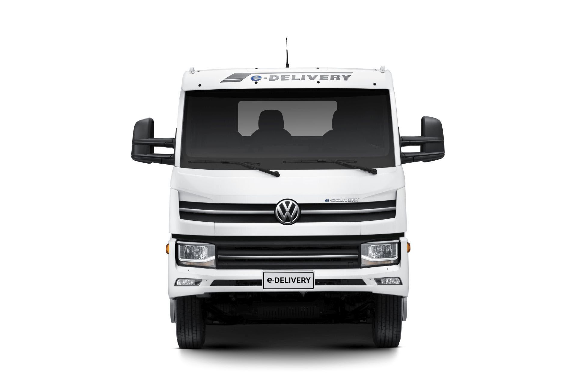 El frente de un camión de reparto Volkswagen blanco sobre un fondo blanco.
