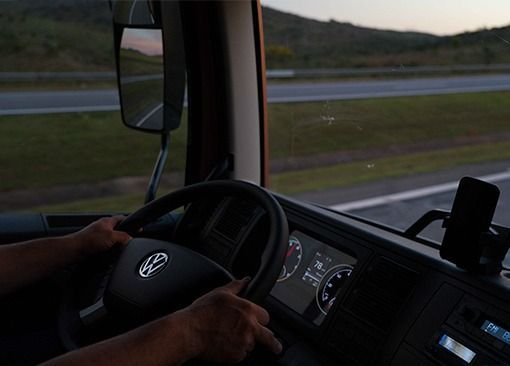 Un hombre conduce un camión en una autopista.